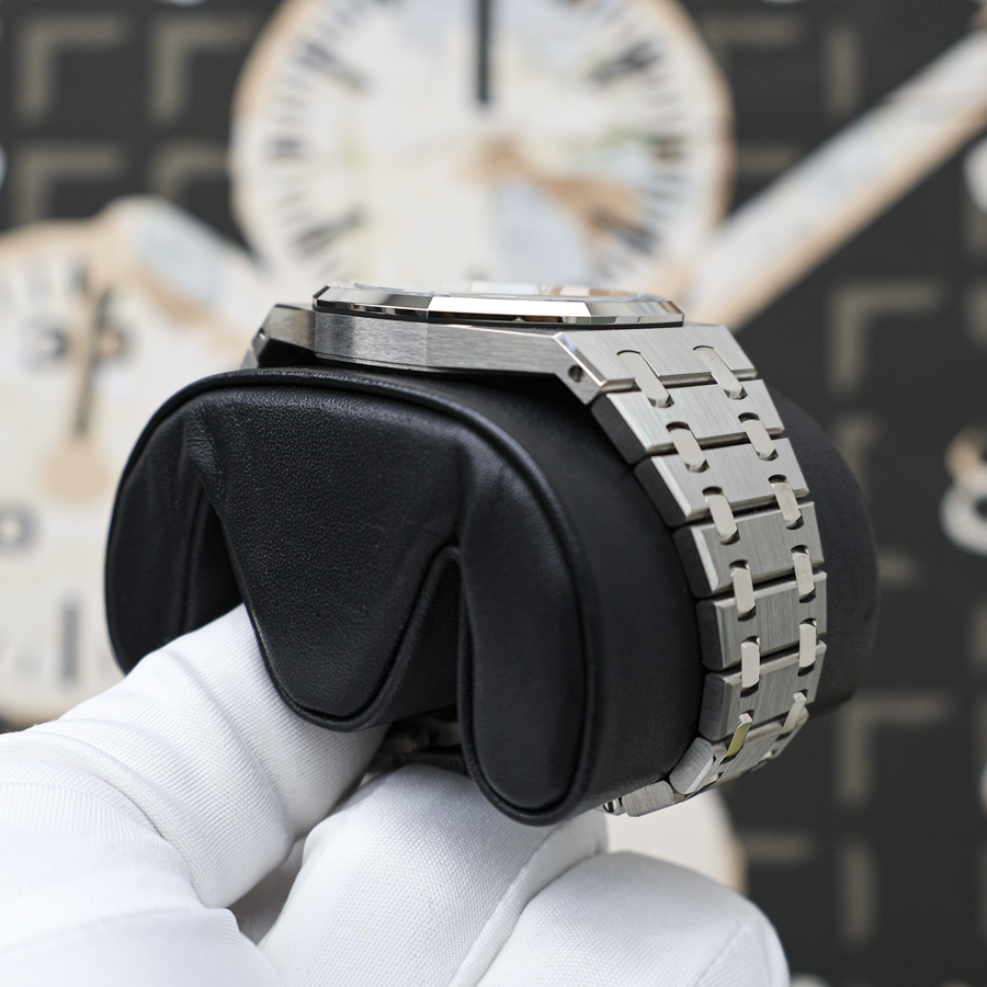 Audemars Piguet Royal Oak Jumbo Extra-Thin 16202XT.OO.1240XT.01 Smoked Burgundy Dial