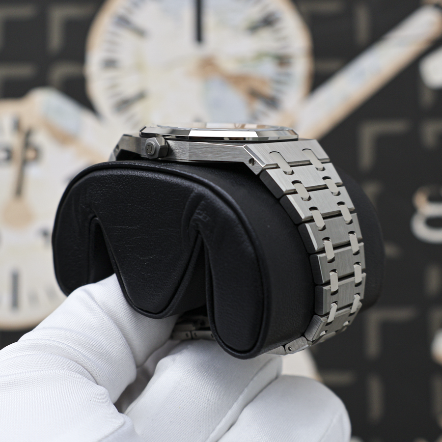 Audemars Piguet Royal Oak Jumbo Extra-Thin 16202XT.OO.1240XT.01 Smoked Burgundy Dial