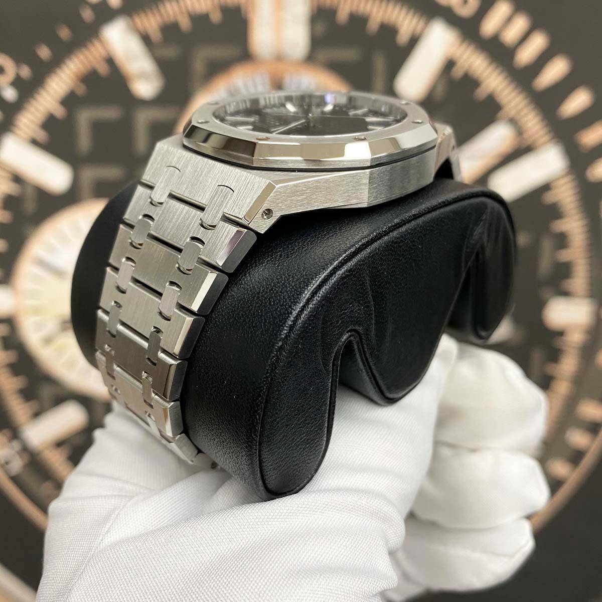 Audemars Piguet Royal Oak Self-Winding 41mm 15510ST.OO.1320ST.07 Black Dial 2023 - Gotham Trading
