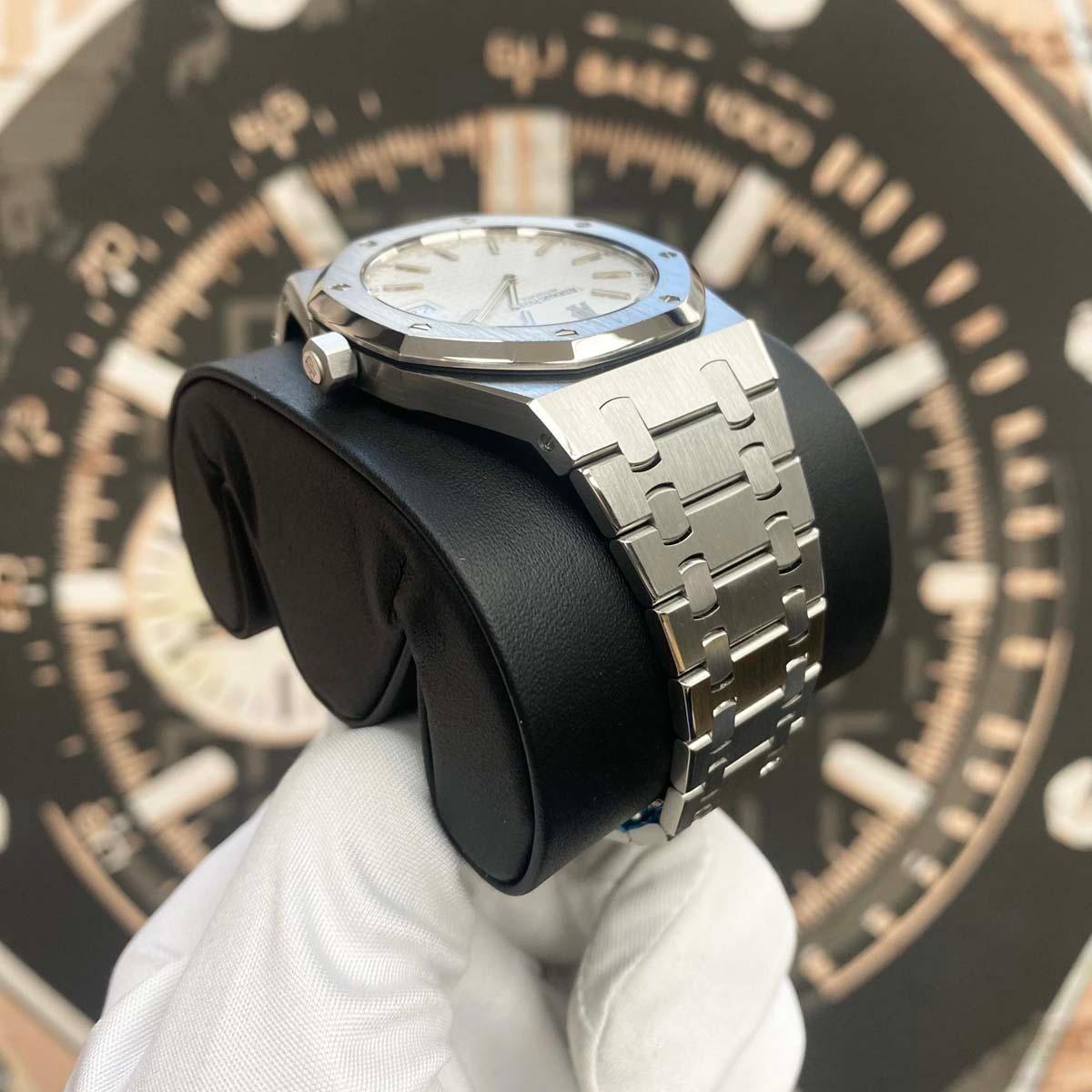 Audemars Piguet Royal Oak "Jumbo" Extra-Thin 39mm 15202ST.OO.0944ST.01 White Dial Pre-Owned - Gotham Trading