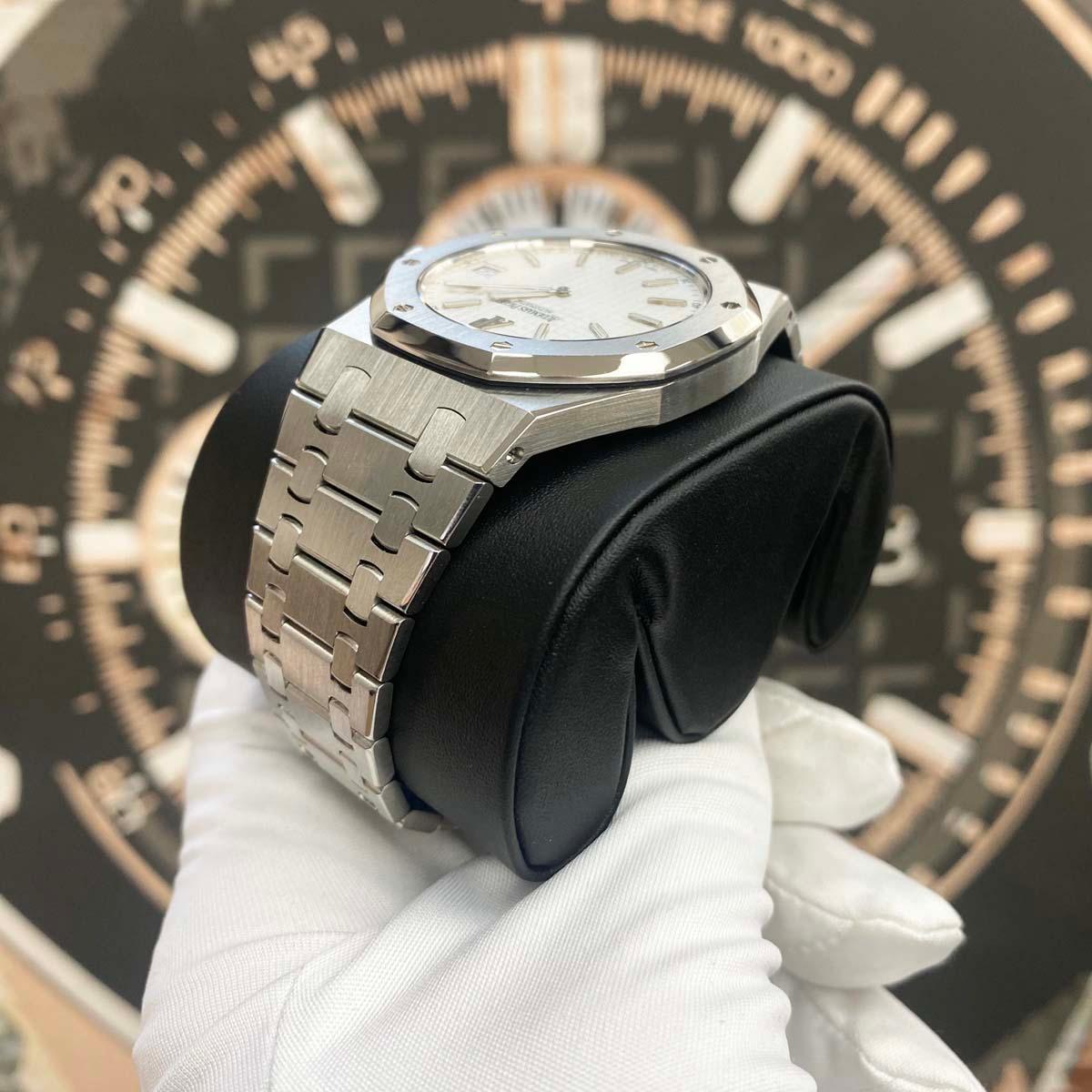 Audemars Piguet Royal Oak "Jumbo" Extra-Thin 39mm 15202ST.OO.0944ST.01 White Dial Pre-Owned - Gotham Trading