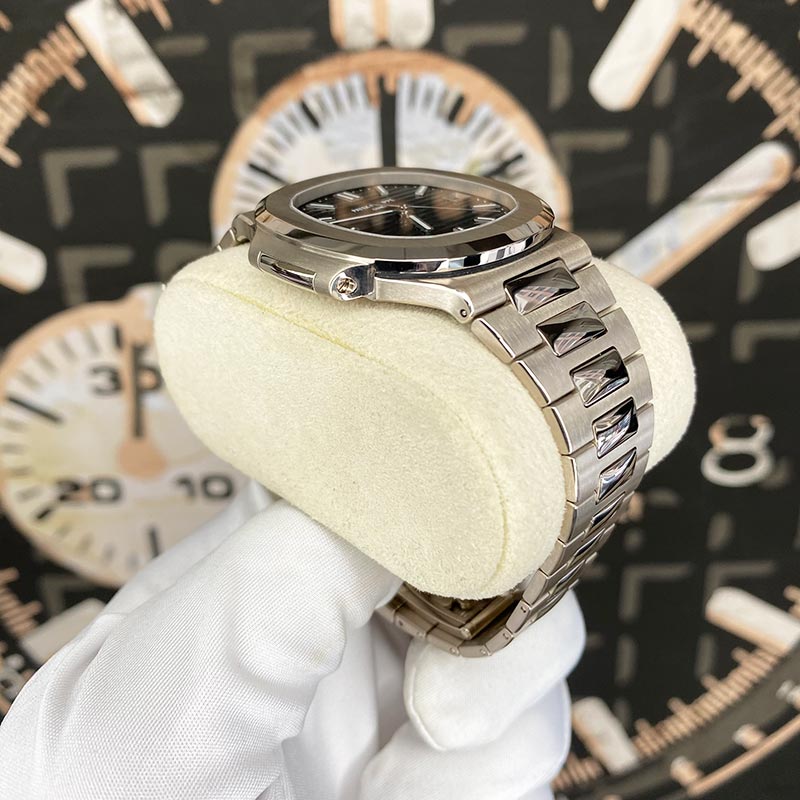 Patek Philippe Nautilus Self-Winding 41mm 5811-1G-001 Blue Dial