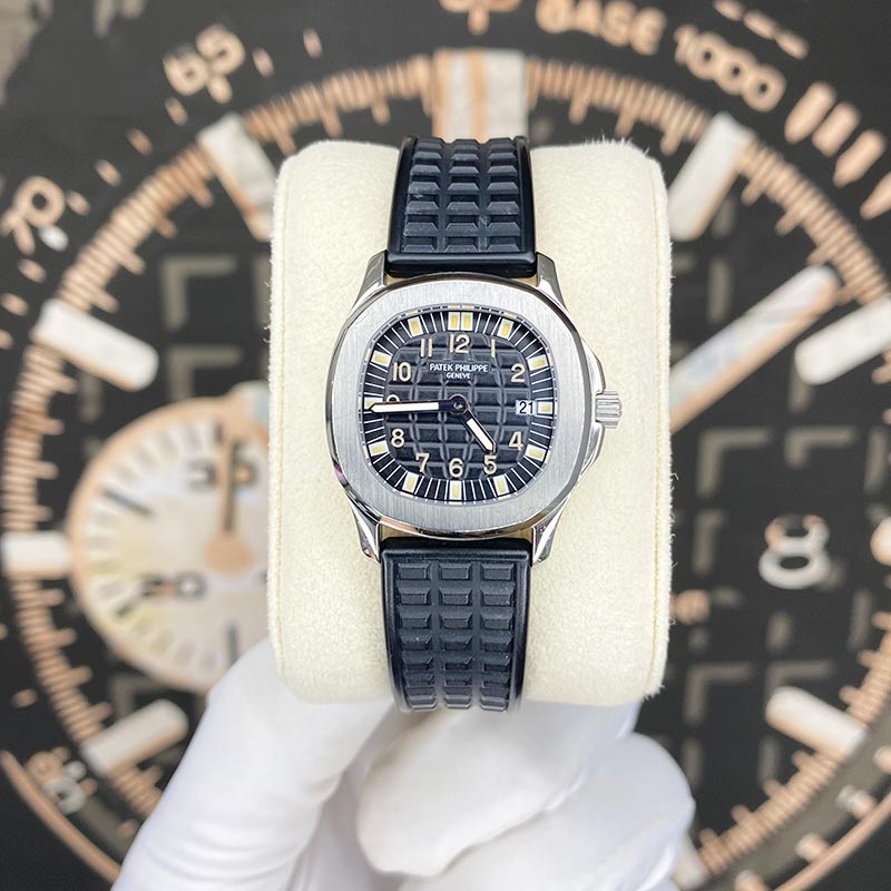 Patek Philippe Aquanaut Quartz 29mm 4960A Black Dial Pre-Owned