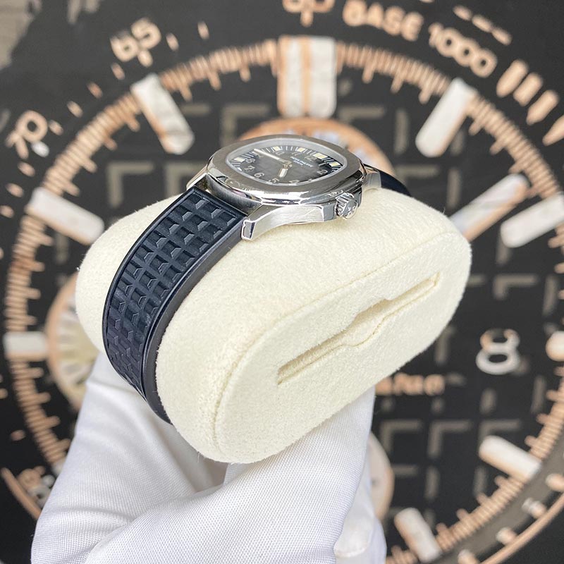 Patek Philippe Aquanaut Quartz 29mm 4960A Black Dial Pre-Owned