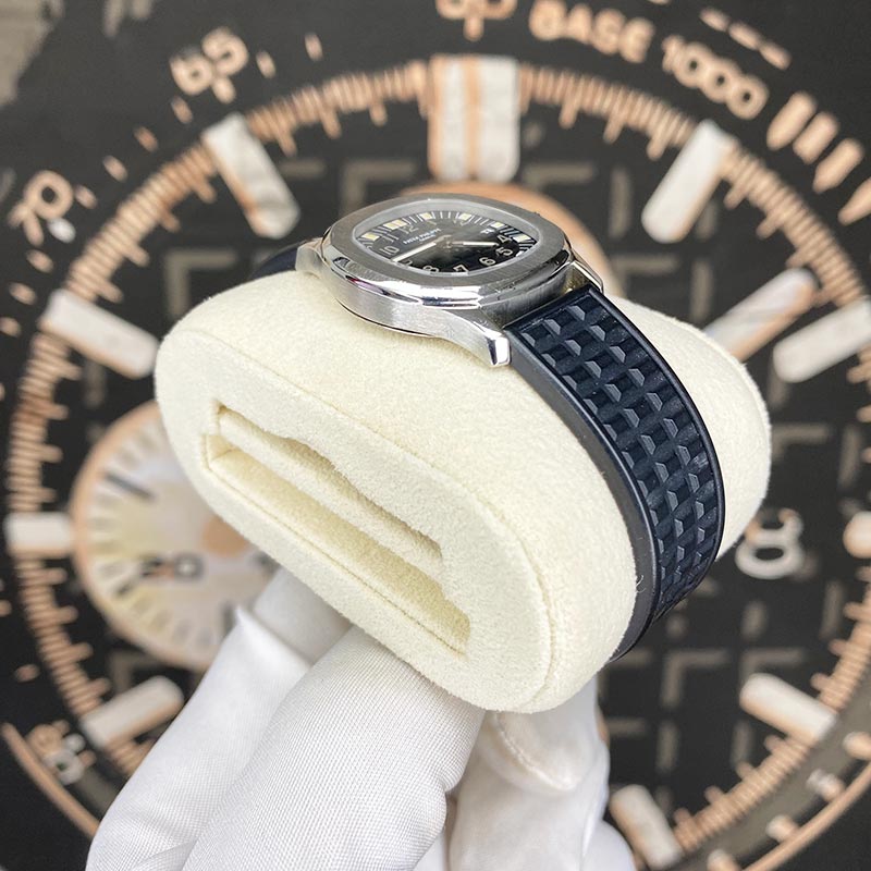 Patek Philippe Aquanaut Quartz 29mm 4960A Black Dial Pre-Owned