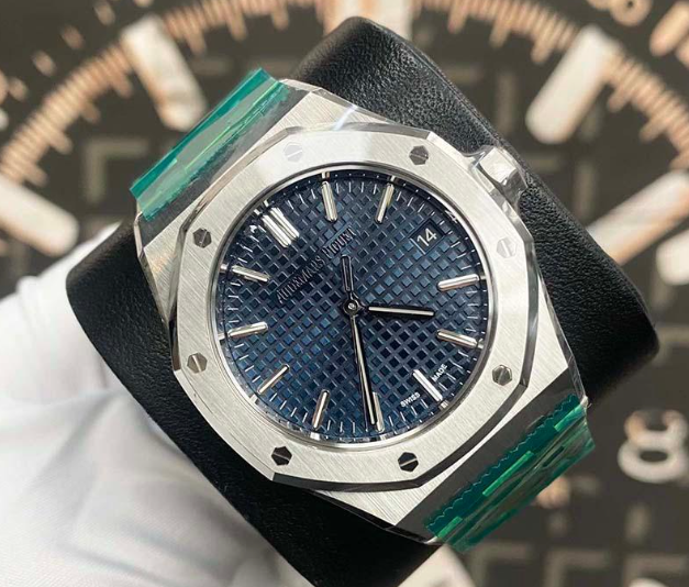 Holiday Luxury Watch Trends 2025: The Most Desired Timepieces of the Season