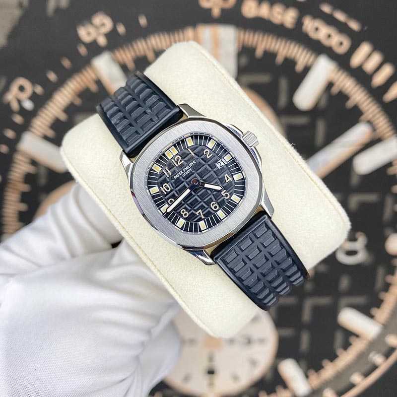Patek Philippe Aquanaut Quartz 29mm 4960A Black Dial Pre-Owned