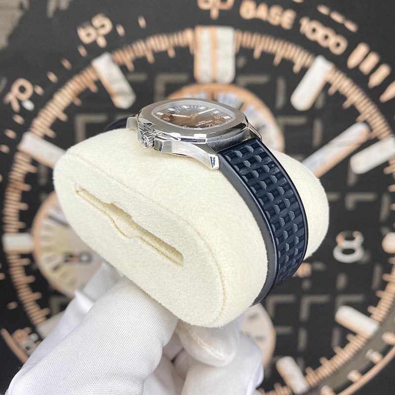 Patek Philippe Aquanaut Quartz 29mm 4960A Black Dial Pre-Owned